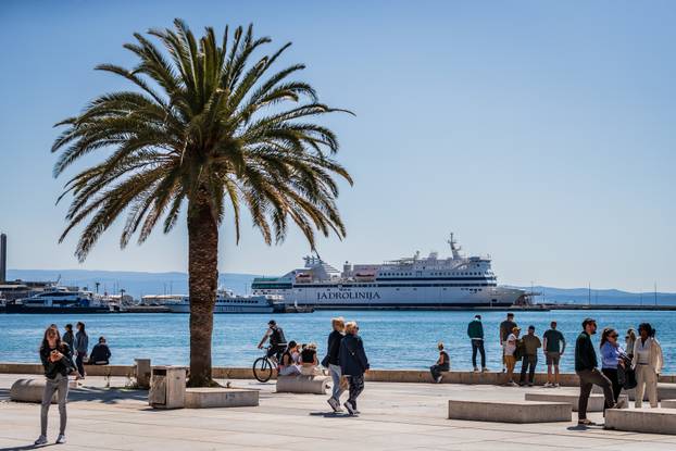 Split: Građani i turisti koriste toplo i sunčano vrijeme za šetnju i istraživanje grada