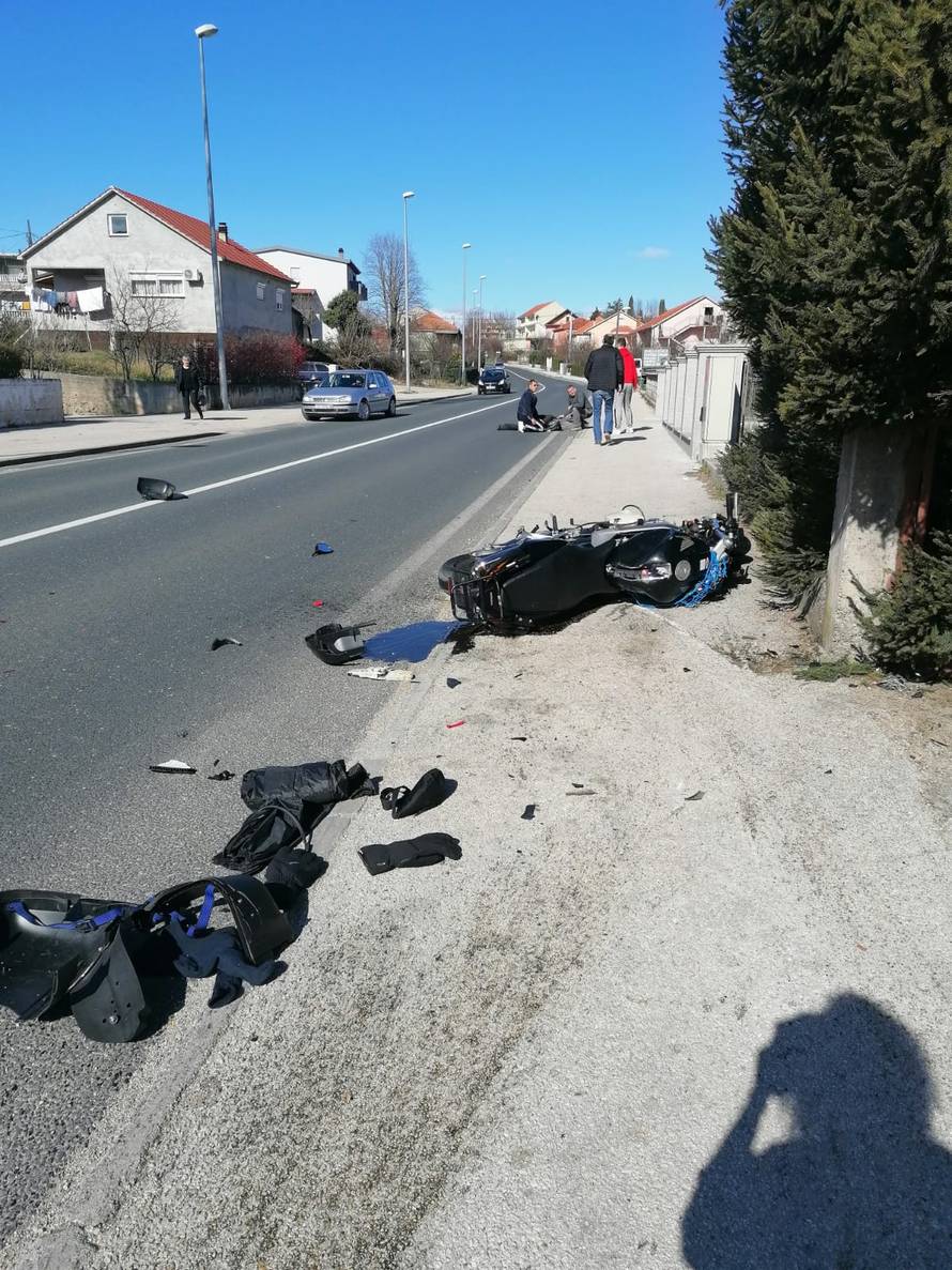 Sudar u Sinju: Motorom se zabio u auto i završio u zidu