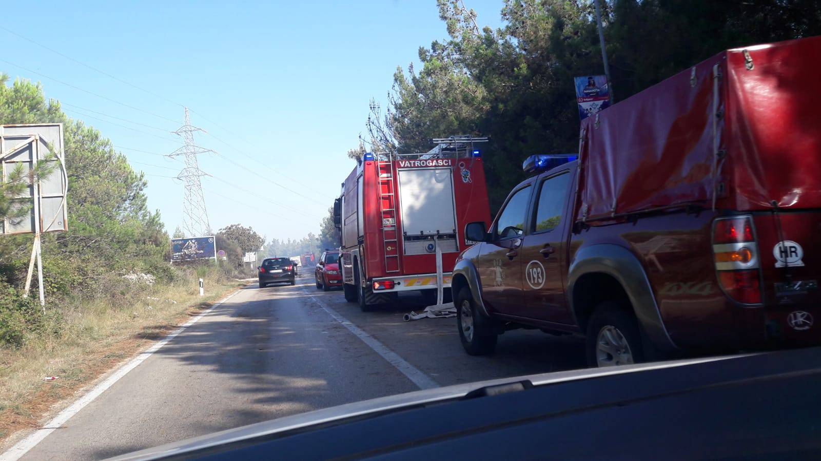 Buktinja na Zrću: Gorjelo cijelu noć, evakuirali su 10.000 ljudi