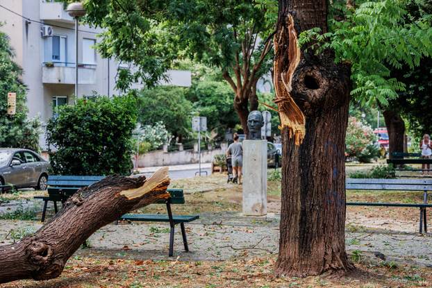Nevrijeme poharalo Split, vatrogasci imaju pune ruke posla