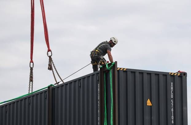 Zagreb: Počelo uklanjanje kontejnera na gradilištu postavljenih za vrijeme rušenja Vjesnika