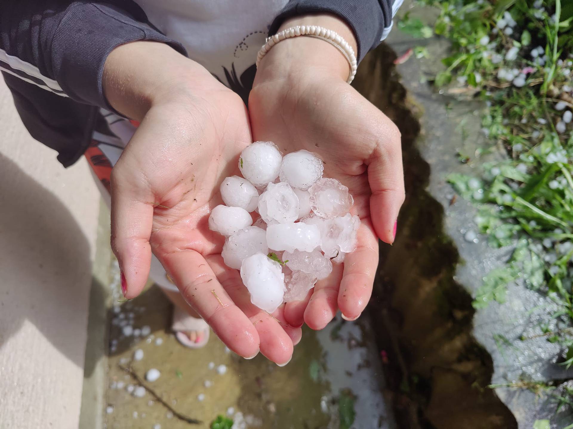 VIDEO Nevrijeme poharalo Zagorje: Tuča razbijala krovove i aute, padao led veličine oraha