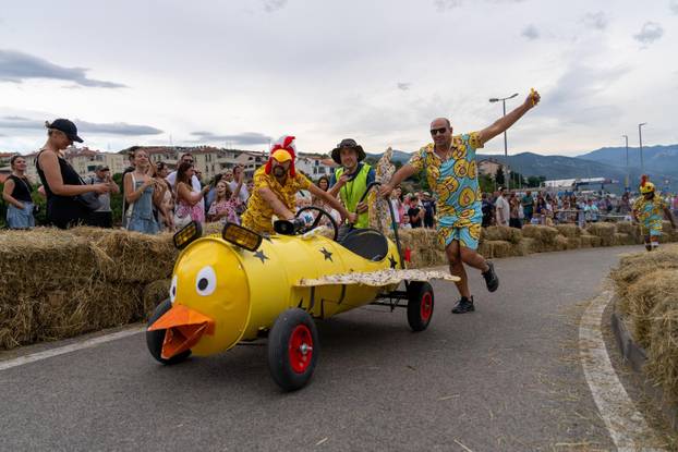 Senj: Održana 1. Senjska maškarana utrka 'Gravity race Senj 2025' podno tvrđave Nehaj