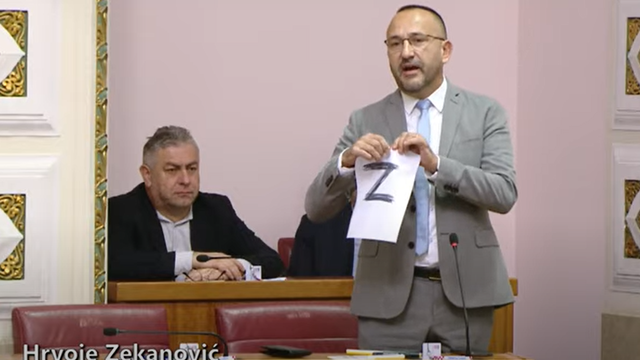 VIDEO Cirkus u Saboru oko obuke vojnika: Zekanović donio papir sa slovom Z i rastrgao ga