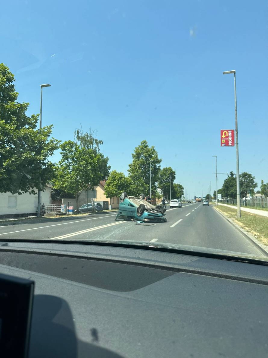 FOTO Autom završio na krovu u Vukovaru: Jedan ozlijeđen