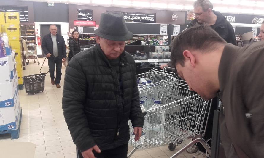 'Premijeru, pije li vaše dijete flaširanu vodu? Učinite nešto!'