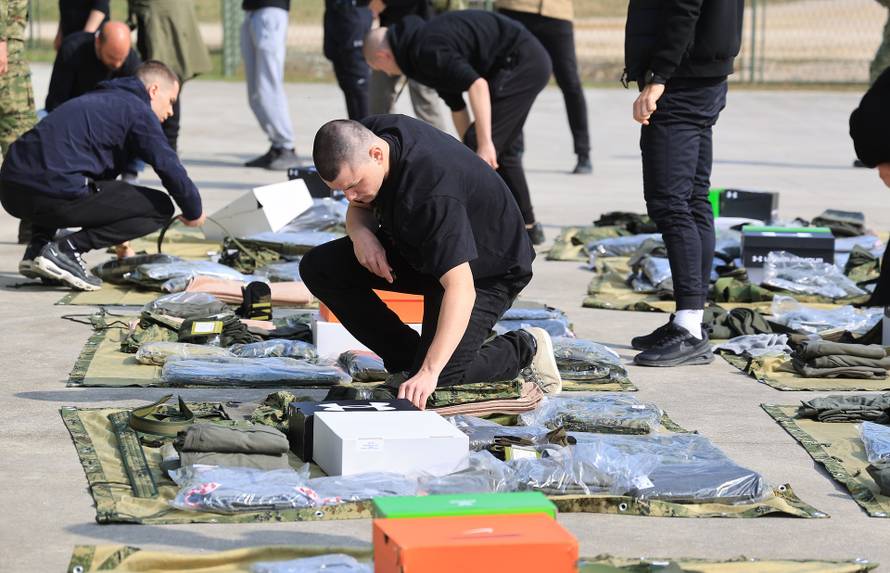 Ministar Anušić i general Kundid na prvom danu TVO-a na Slunju