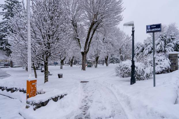 U Gospiću je izmjereno 16 cm snijega
