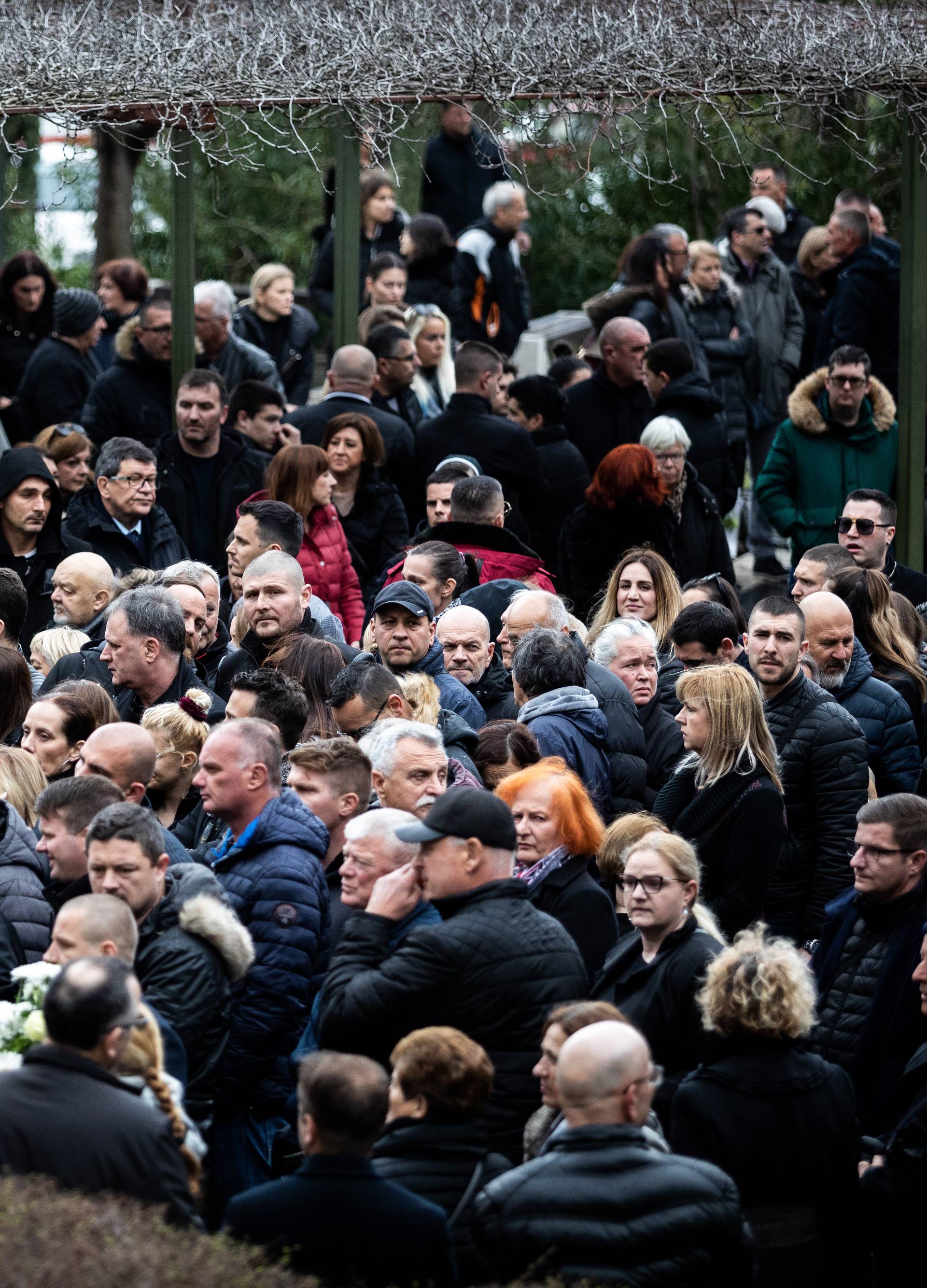Velik broj ljudi na posljednjem ispraćaju Igora Nešića na groblju Lovrinac