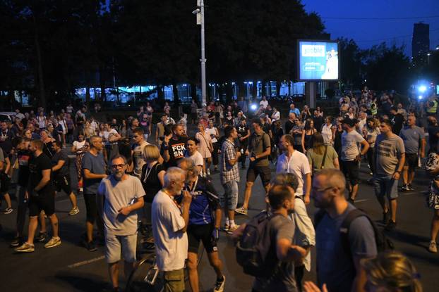 Beograd: Prosvjed pod geslom "Nismo mi vreće za udaranje", nakon sto je policija je sinoć upotrijebila prekomjernu silu nad građanima
