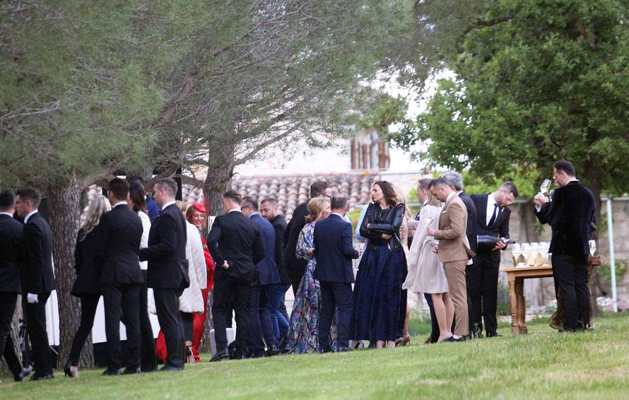 Udala se Maja: Majka ju pratila do Nenada, haljinu radio Mačak