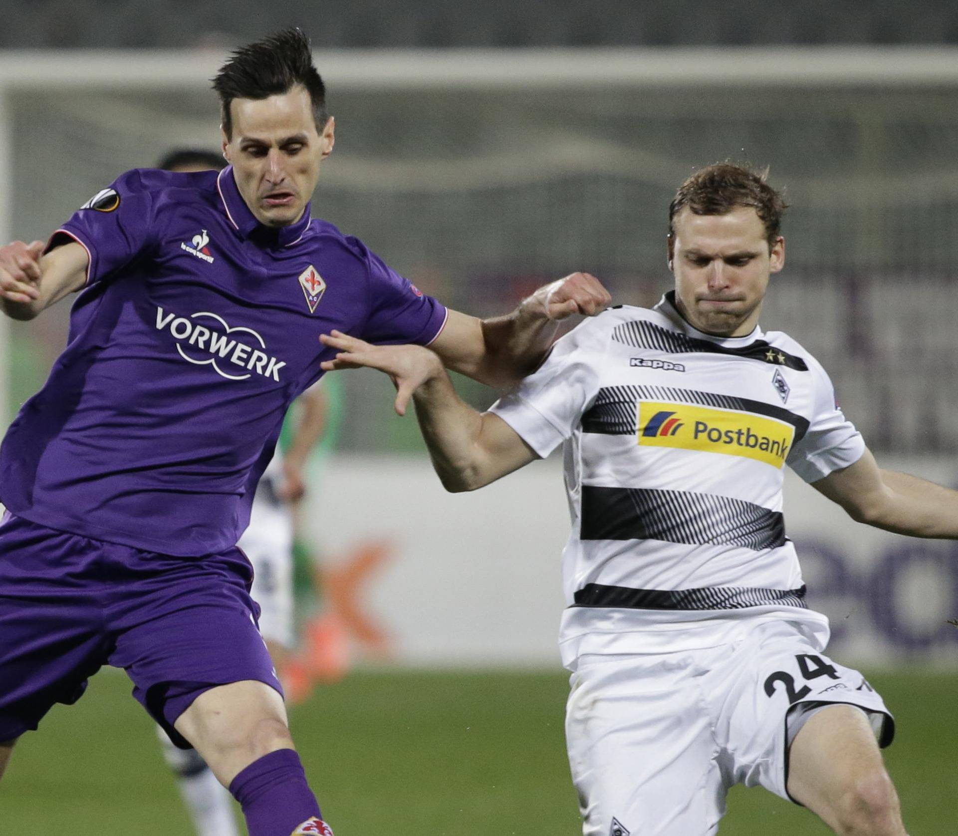 Borussia Monchengladbach's Tony Jantschke in action with Fiorentina's Nikola Kalinic