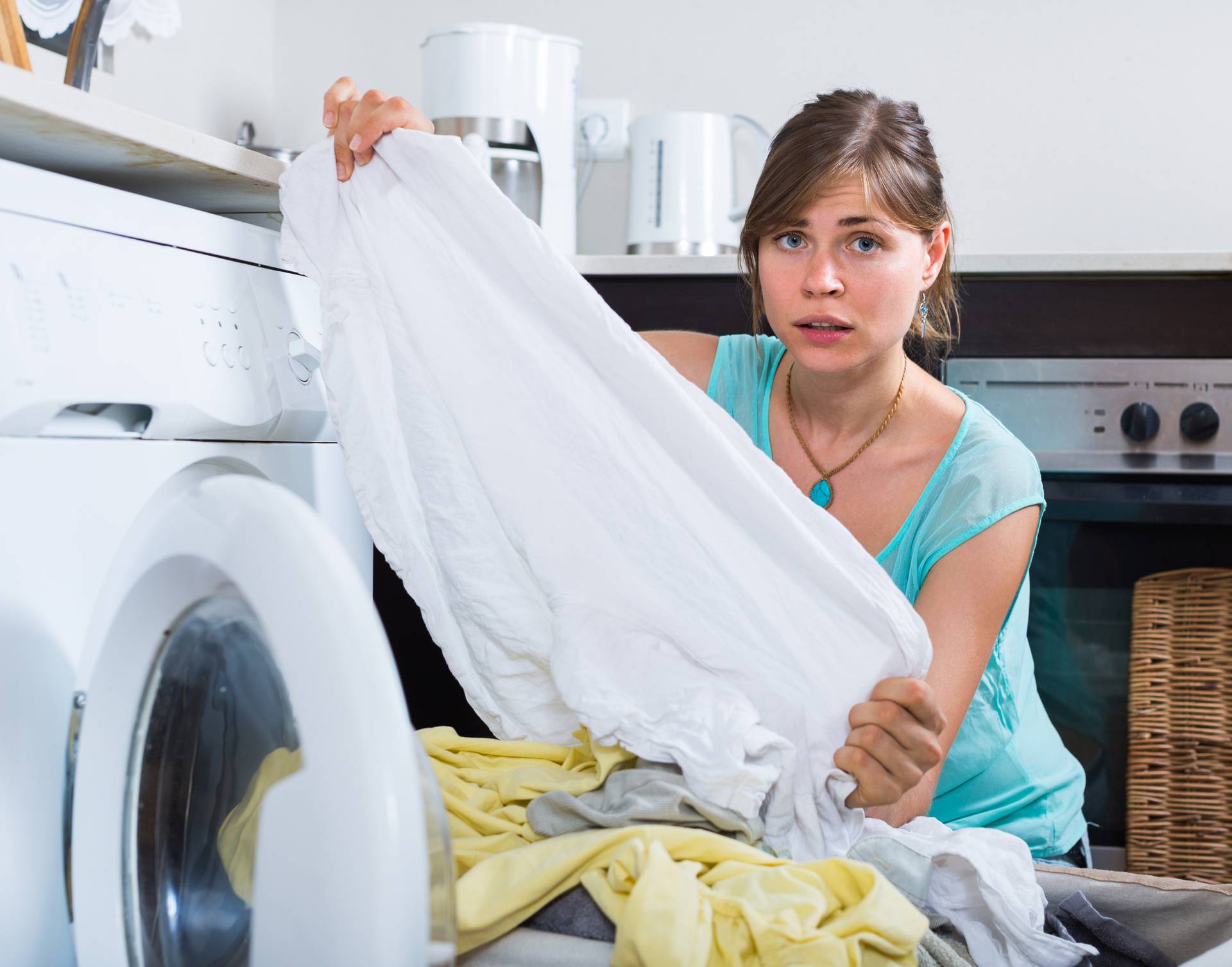 Стирала грязное белье. Женщины в грязном белье. Linen washing. Человек с грязным бельем. Женщины в грязном белье в ванной.