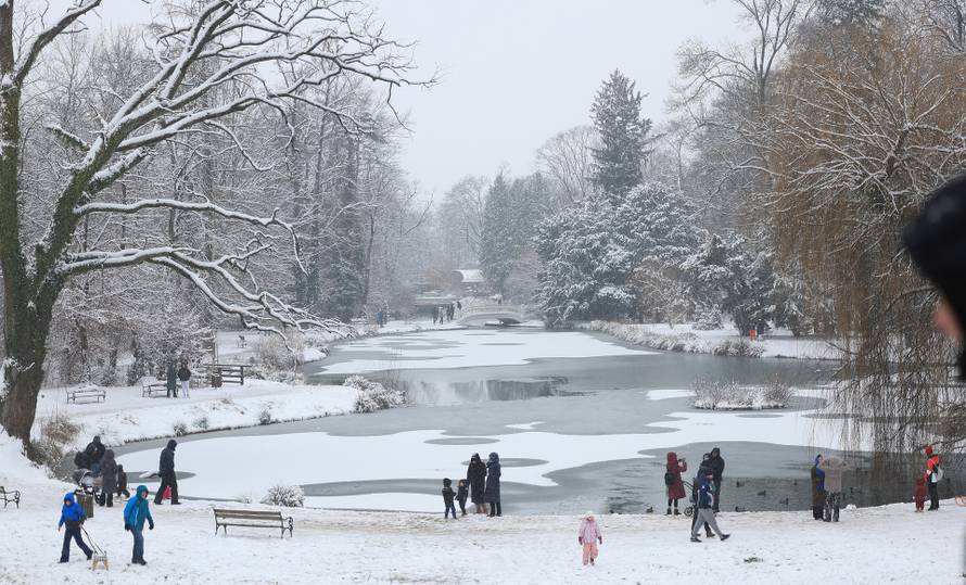 Zagreb: Maksimir, jedno od omiljenih mjesta za sanjkanje, grudanje ili šetnju po snijegu