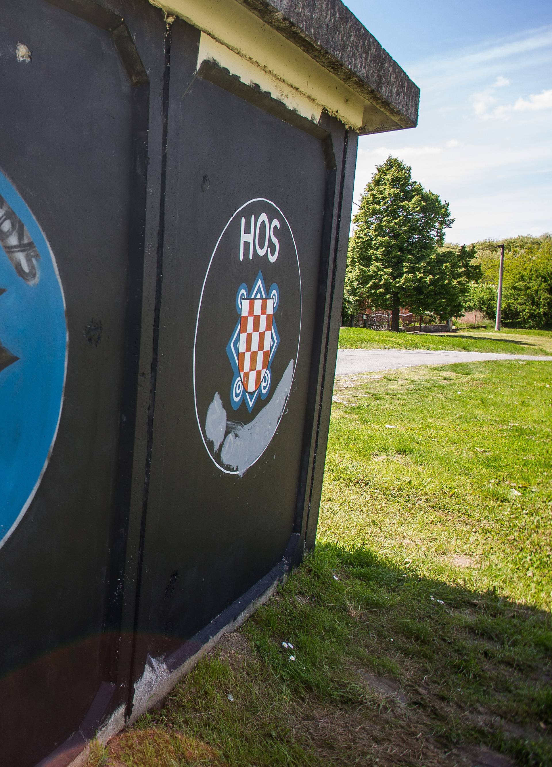 U Vukovaru izbrisan 'Za dom spremni' ispod grafita HOS-a