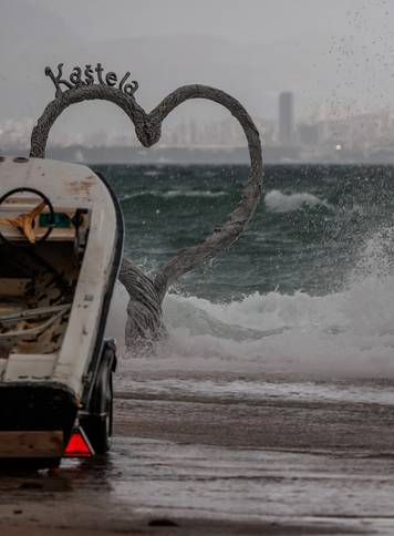 Olujno jugo zahvatilo Ka&scaron;tela