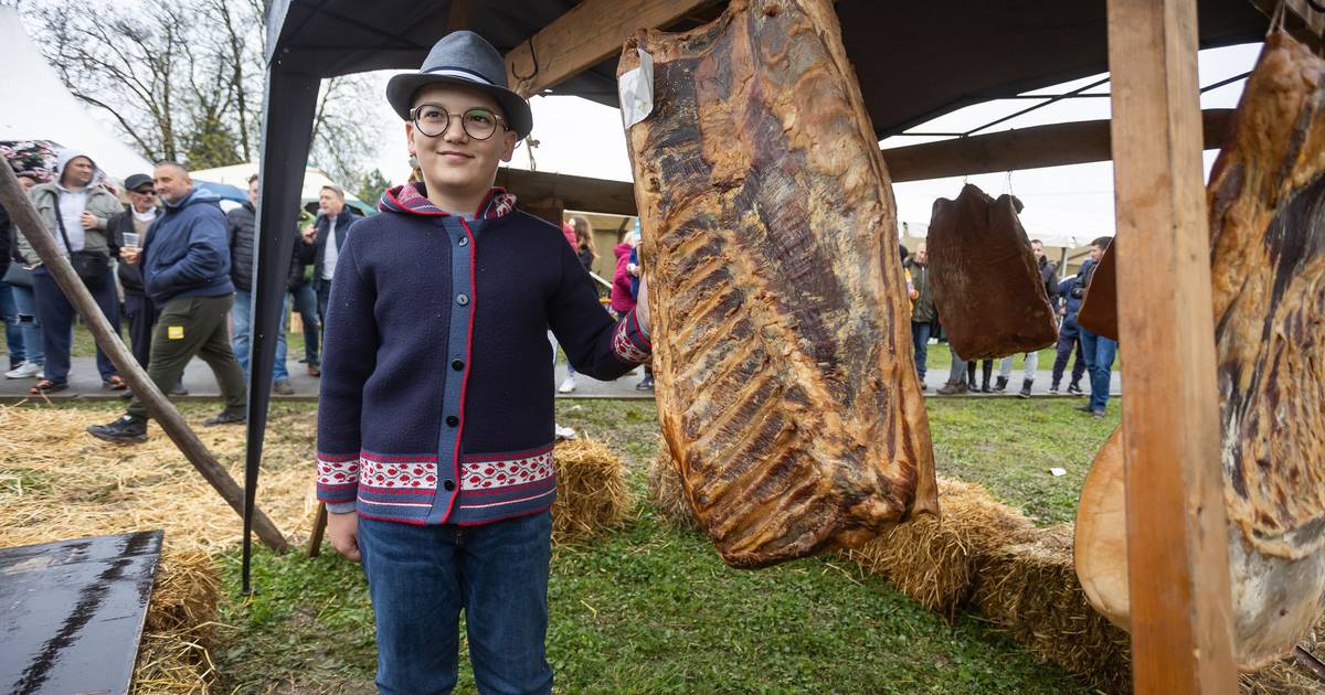 Izbor najbolje slanine na vašaru u Karancu: Pobijedila je najteža i najslasnija slanina od svih…