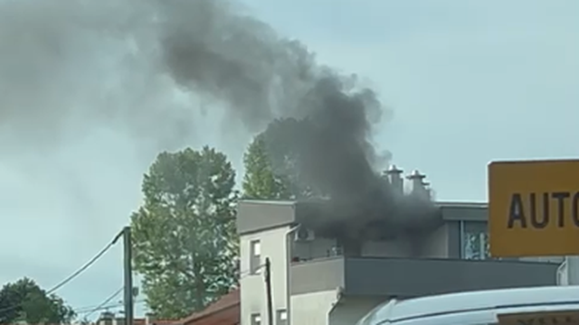 VIDEO Crni gusti dim sukljao iz stana u Zagrebu: Zapalila se kuhinja, spašavali stanara