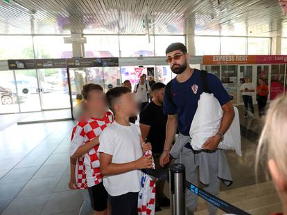 FOTO Vatreni izazvali euforiju na aerodromu: Djeca pohrlila do Modrića i Gvardiola...