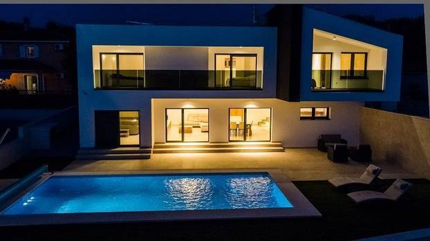 FOTO Vila iznad Malinske ima bazen i predivan pogled na more - Evo koliko bi vas koštala