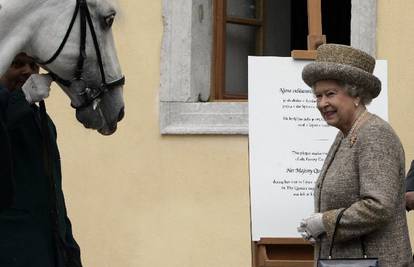 Kraljicu okrali na prijamu: Tko je uzeo osam šalica?