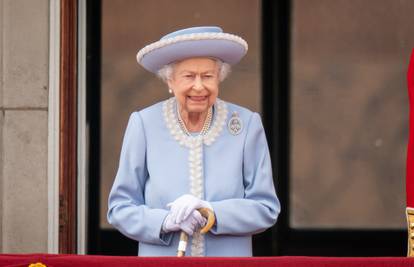 Macron kraljici darovao konja za 70. godišnjicu na tronu