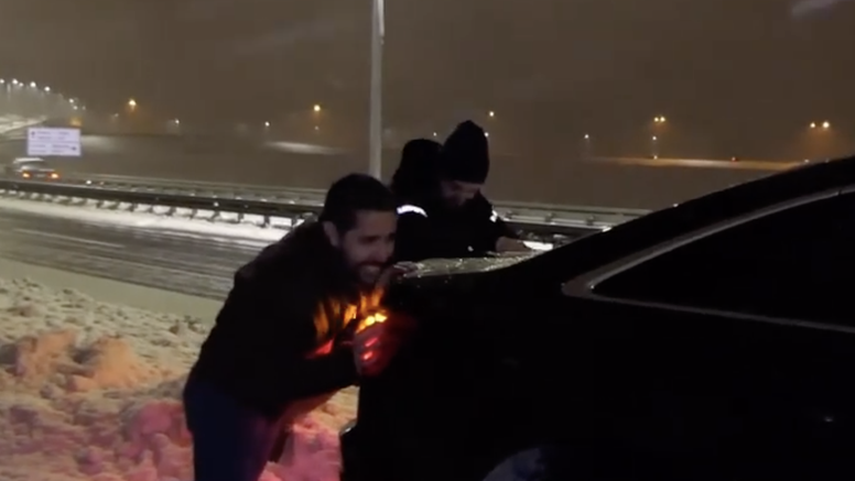 Srpski ministar gurao auto koji je zaglavio u snijegu: 'Stajališta na autocestama treba očistiti'