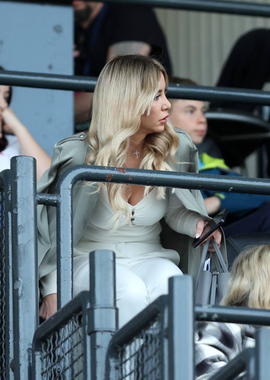 Zagreb: Valentina Miletić u izazovnoj modnoj kombinacija plijenila je pozornost okupljenih sudionika