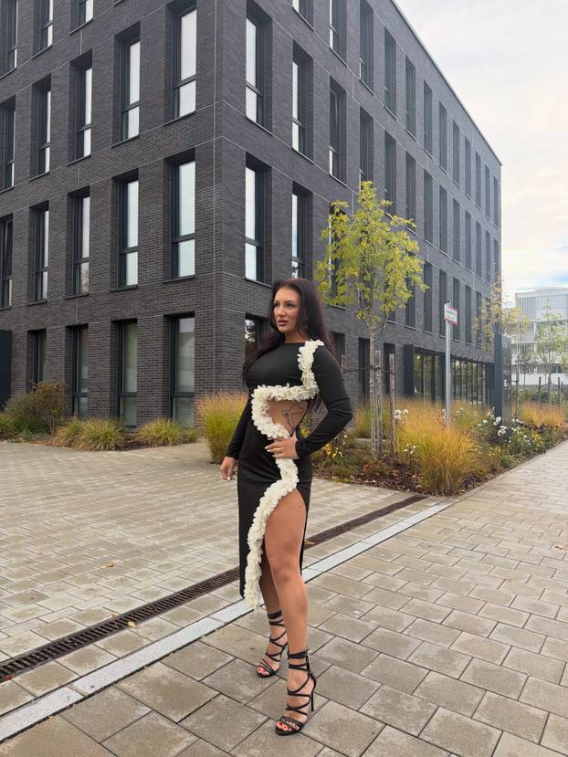 FOTO Fatalna mama Vanesa radi burek i usisava stan u štiklama