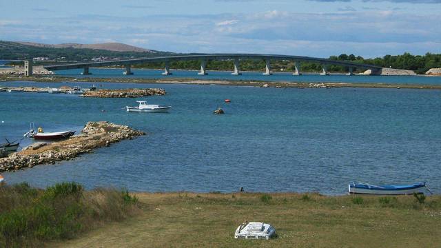 Mađar je izbetonirao pješčanu plažu u Privlaci: Izgradio je zid dug 70 metara, stupove i plato