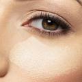 Kožu prije nanošenja korektora treba pripremiti: Hidratizirajte osjetljivo područje oko očiju