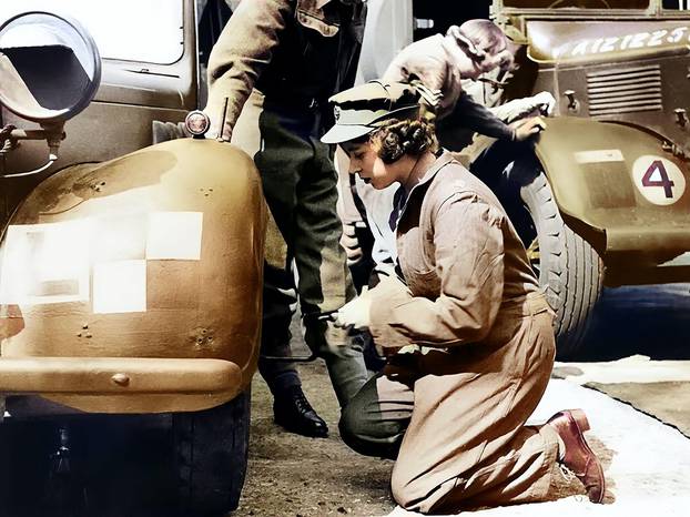La reina Isabel II, conductora y mecnica durante la II Guerra Mundial