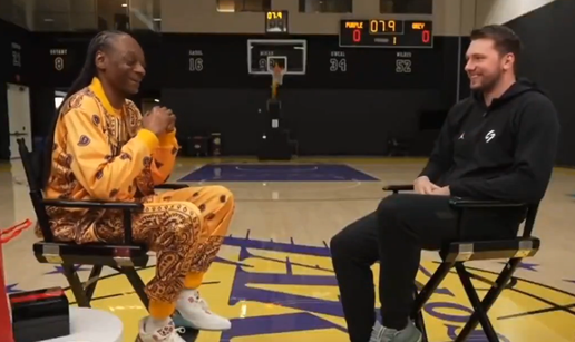 VIDEO Luka Don&ccaron;i&cacute; otkrio &scaron;to slu&scaron;a uo&ccaron;i svake utakmice. Ostavio je u &ccaron;udu Snoop Dogga