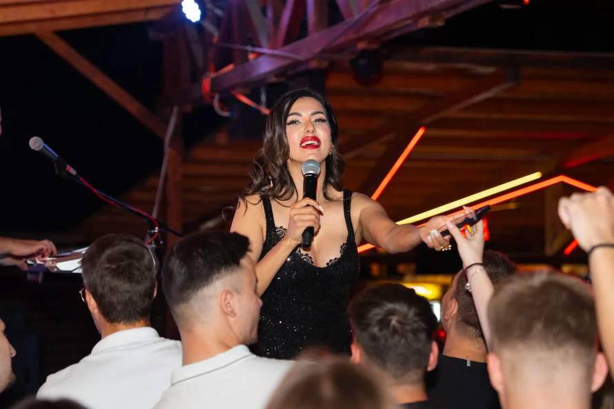 Nakon Maje i Šime, Laura došla sa svojim 'Savršenim': Uživali u pjesmama srpske pjevačice...