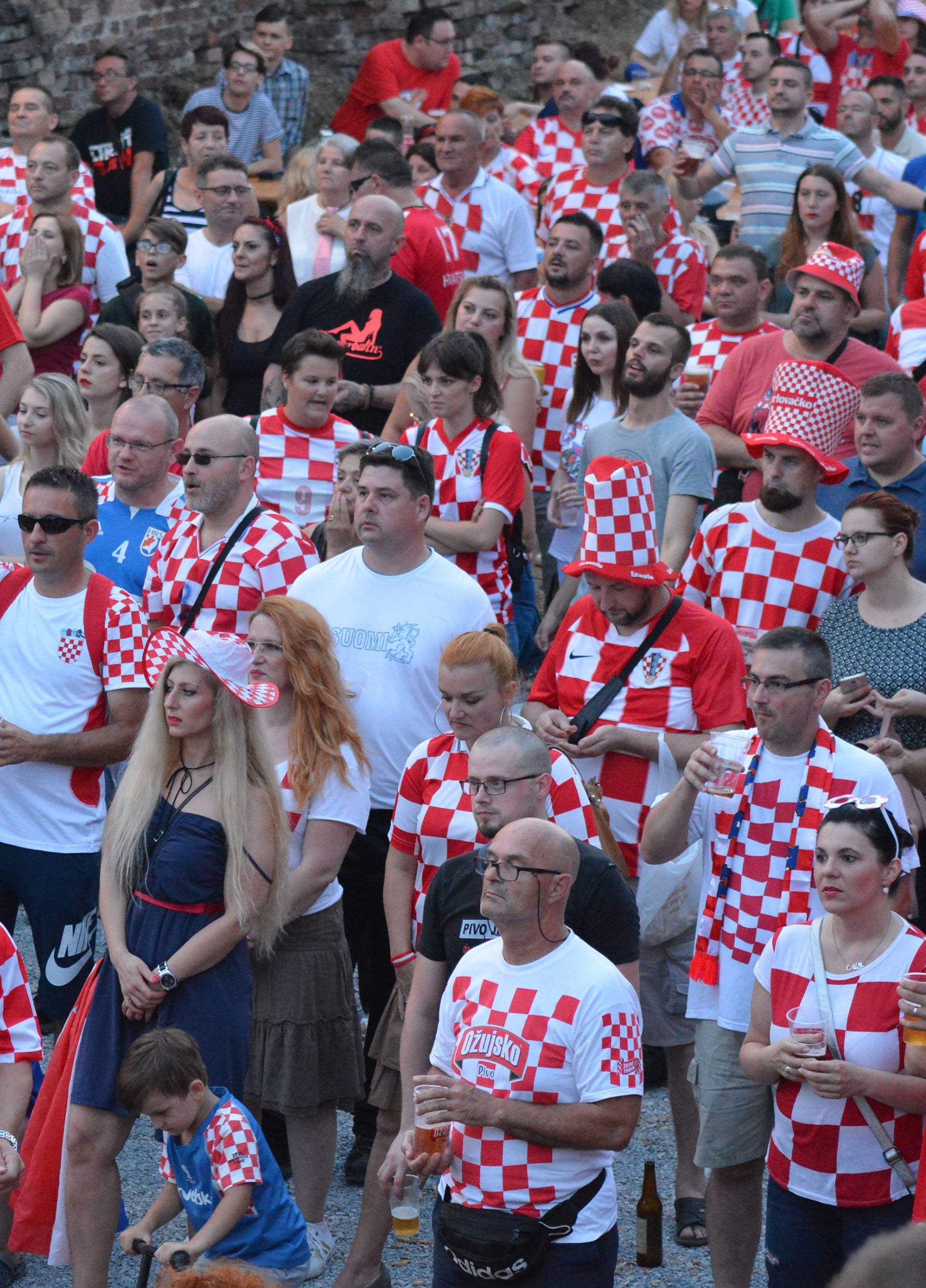Slavonski Brod: Atmosfera za vrijeme nogometne utakmice Argentina - Hrvatska