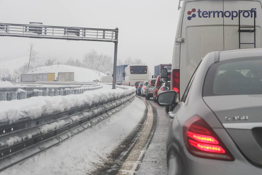 Kaos zbog ledene kiše: Vozi se usporeno, neke ceste zatvorene