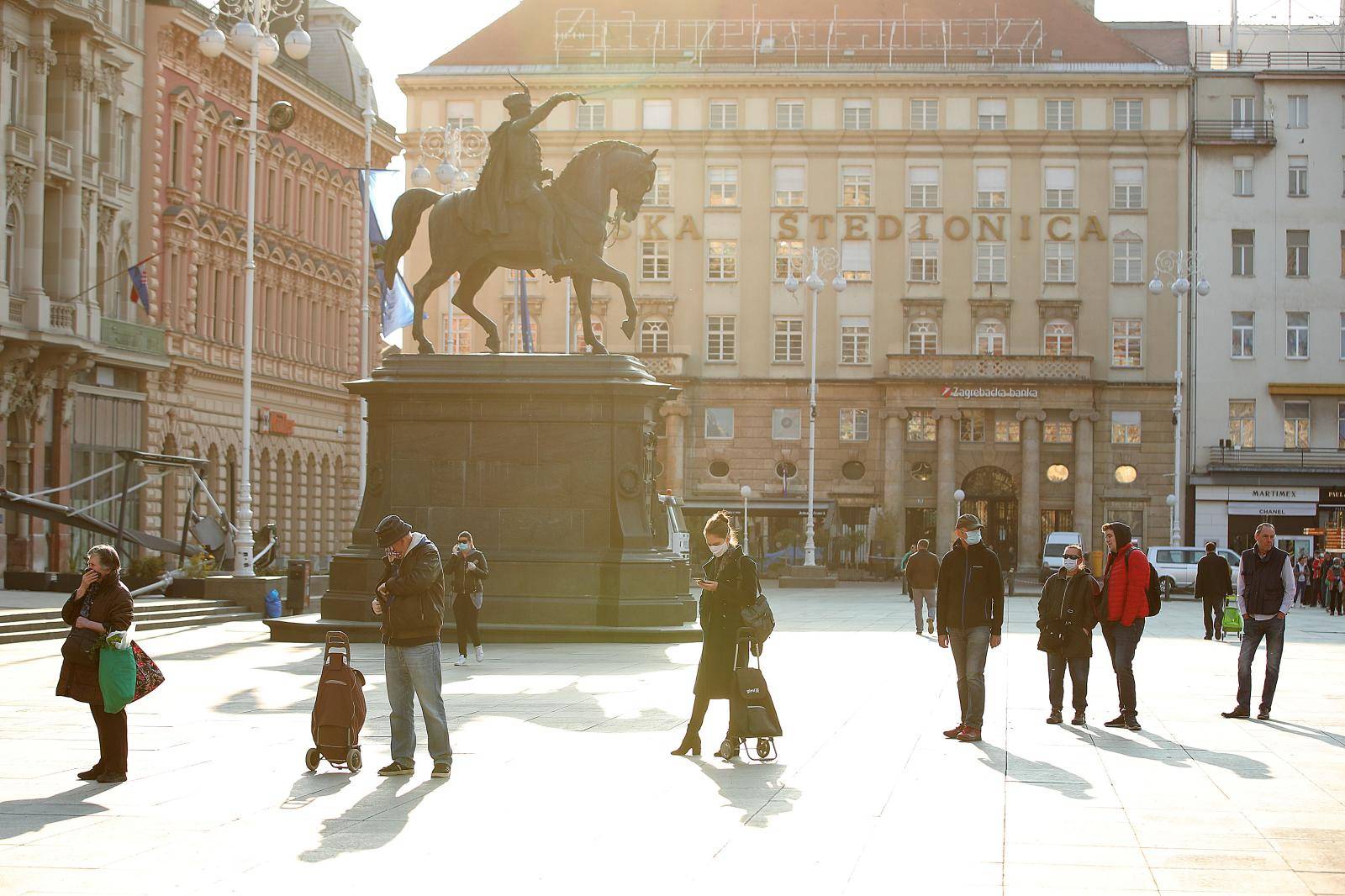 Zagreb: Za kupovinu na Dolcu čeka se u kilometarskoj koloni