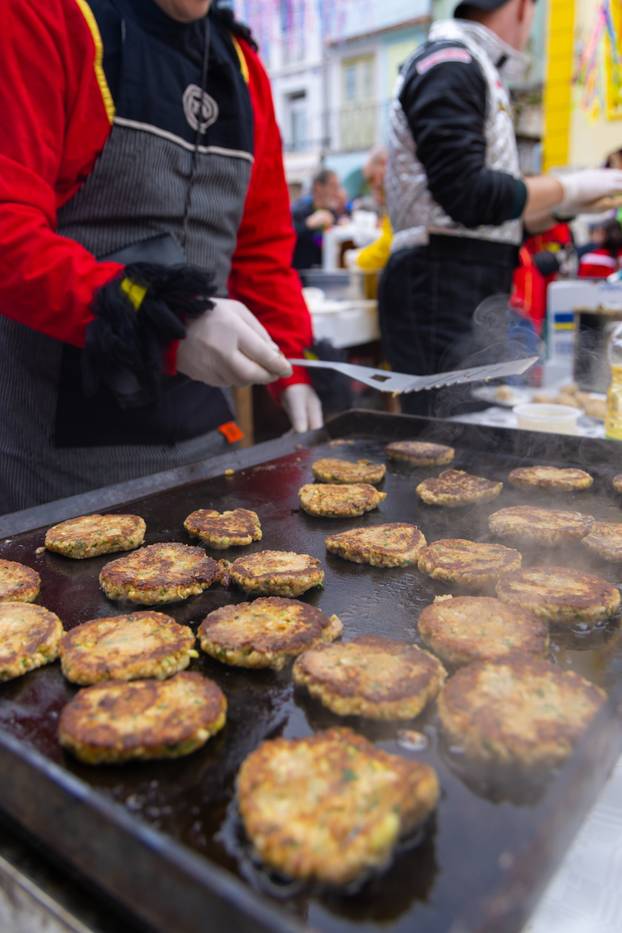 FOTO Omišljani uživali u 'bljak' klopi: Juha od kamika, rozi na bljak, šporka bruschetta...