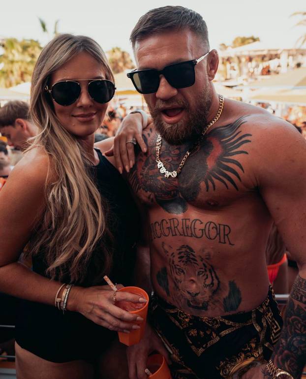 FOTO Dok je bio nitko, ona ga je uzdržavala. Sad silovatelj Conor McGregor vara ženu gdje stigne