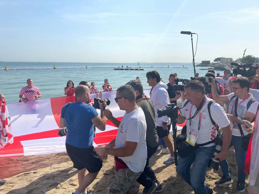 Navijači ganuli izbornika Dalića zastavom dugom 200 metara: Ovo je zaista velika stvar. Hvala