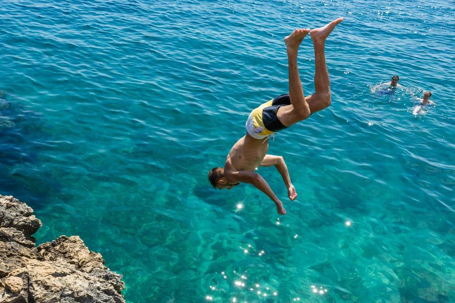 Pula: Havajska plaža na Verudeli raj je za kupače i ljubitelje skokova sa stijena