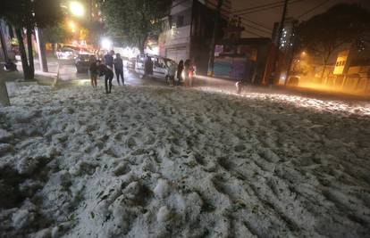 Čudo prirode u Sao Paulu: Led je doslovce prekrio ulice grada 
