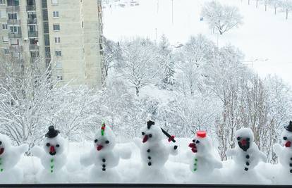 Satima su gradili snjegoviće visoke i do nekoliko metara