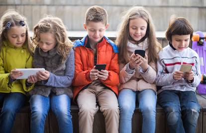 Ovisni o pametnim telefonima: Mladi su u 'panici' bez mobitela