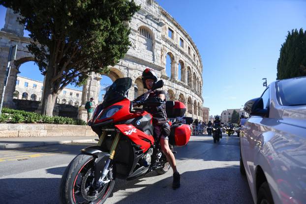 Defile motorista kroz PUlu