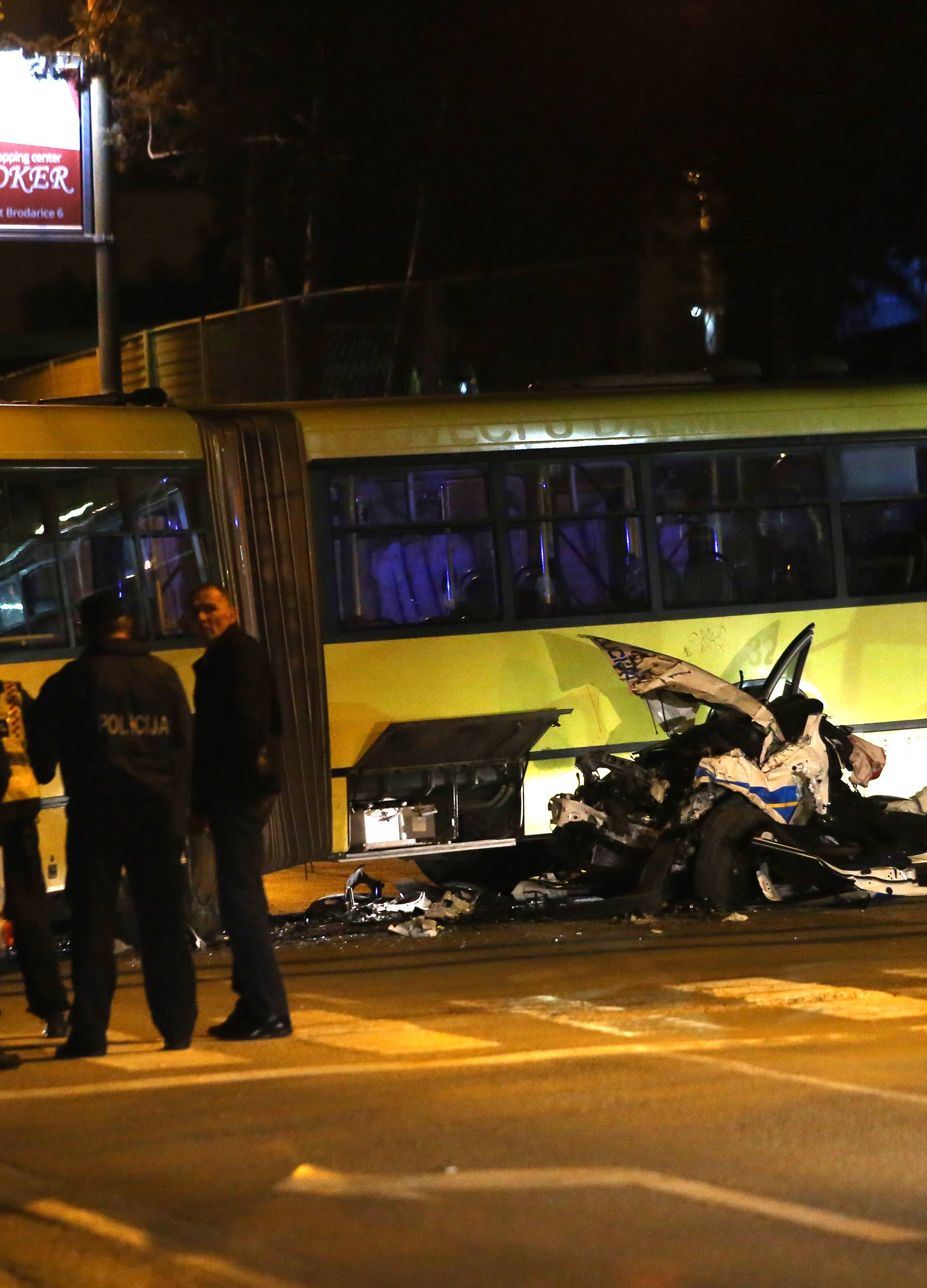 Policijskim autom se zabili u autobus, dvojica su ozlijeđena
