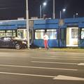 FOTO Vozač BMW-a zabio se u stup i tramvaj u centru Zagreba