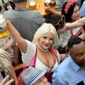 FOTO Najljep&scaron;e i najbujnije dame Oktoberfesta: Dirndl je obavezan, kao i krigla  piva...