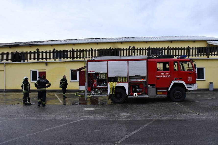 FOTO Gorjelo krovište sale za vjenčanje u Kutjevu, požar gasilo 26 vatrogasaca...