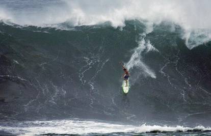 Surferi na Havajima čekaju najveće valove u 10 godina